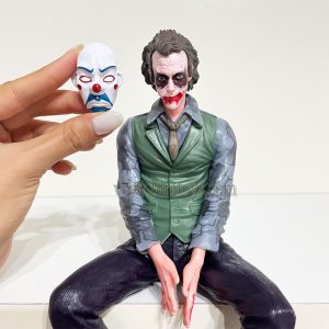 فیگور جوکر نشسته