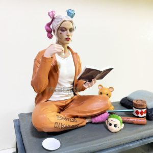 فیگور هارلی کوئین نشسته